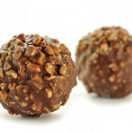 Шоколадные трюфели с бальзамическим уксусом и соленым арахисом