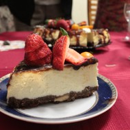 Шоколадный чизкейк в глазури с фруктами