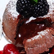 Шоколадный фондан с вишней