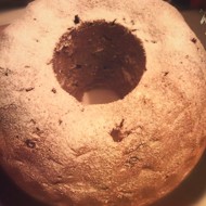 Шоколадный кекс с яблоками и красной смородиной