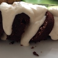 Шоколадный овсяный кекс с творожно-банановым кремом