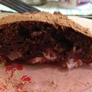 Шоколадный пирог с клубникой