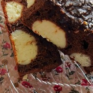 Шоколадный пирог с творожно-кокосовыми шариками