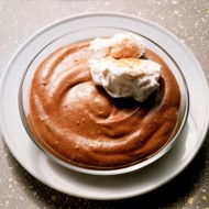 Шоколадный пудинг со взбитыми кофейными сливками