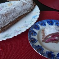 Шоколадный рулет с малиной