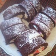 Шоколадный рулет с вишней и взбитыми сливками