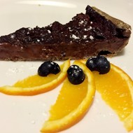 Шоколадный тарт с клубникой на песочном тесте из гречневой муки