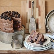 Шоколадный торт с ежевикой