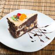 Шоколадный торт с грушами и сливочным кремом