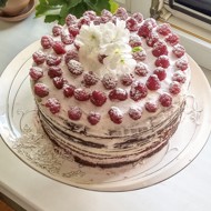 Шоколадный торт с малиной и сливочным кремом