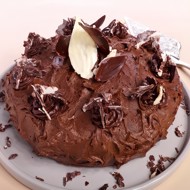 Шоколадный торт с малиной и трюфелями