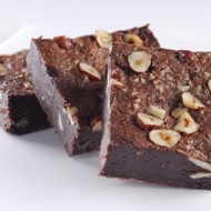 Шоколадный торт с орехами