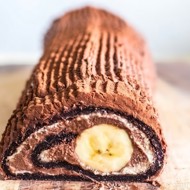 Шоколадно-банановый рулет с кремом и взбитыми сливками