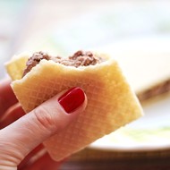 Шоколадно-йогуртовое мороженое в вафлях