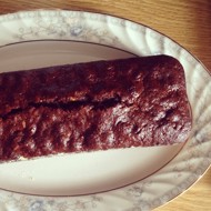 Шоколадно-медовая коврижка с изюмом и орехами