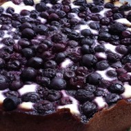 Шоколадно-творожный пирог с черникой