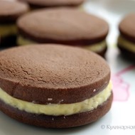 Шоколадное печенье с кокосовым кремом