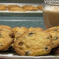 Шоколадное печенье с орехами