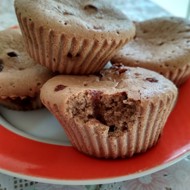 Шоколадные маффины с кусочками шоколада и орехами