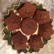 Шоколадные маффины с маленькими кусочками шоколада