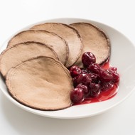 Шоколадные оладушки с вишней