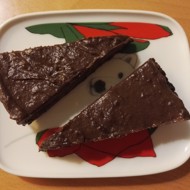 Шоколадный сыроедческий торт с грецкими орехами