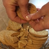 Шоколадный торт без выпечки из печенья и фундука