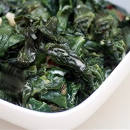 Шпинат по-итальянски с чесноком и лимонным соком