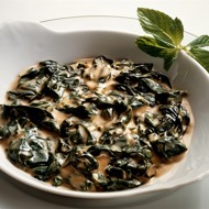 Шпинат с чесноком и сливками