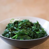 Шпинат с чесноком