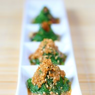 Шпинат с кунжутом и чесноком