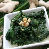 Шпинат с заправкой из феты и лимона