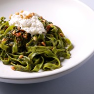 Шпинателле со страчателлой, вялеными томатами и соусом песто