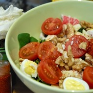 Шпинатный салат с грецкими орехами