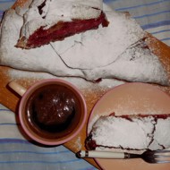 Штрудель из цельнозерновой муки с вишнево-яблочной начинкой