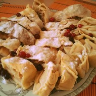 Штрудель с яблоками, корицей и пломбиром