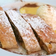 Штрудель с яблоками и медом