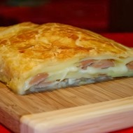 Штрудель с картофелем и сосисками