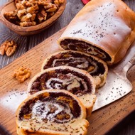 Штрудель с маком, орехами и курагой