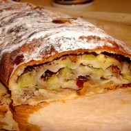 Штрудель с ревенем, сушеной клюквой и грецкими орехами