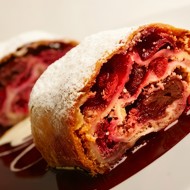 Штрудель с вишнево-сливовой начинкой