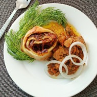 Штрудели с курицей, морковью и луком, запеченные в духовке