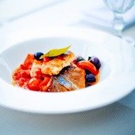 Сибас, припущенный с помидорами черри