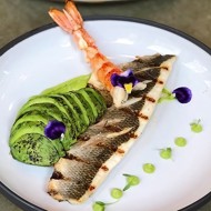 Сибас с авокадо и кокосовым соусом