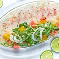 Сибас с цитрусовой сальсой, гранатом и фенхелем