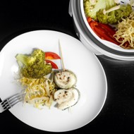 Сибас с лапшой, болгарским перцем, брокколи и грибами