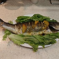 Сибас с зеленым луком