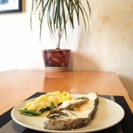 Сибас в духовке с розмарином и гарниром из фасоли и манго