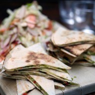 Сырная кесадилья с цукини и чеддером