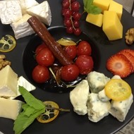 Сырная тарелка с медовыми черри